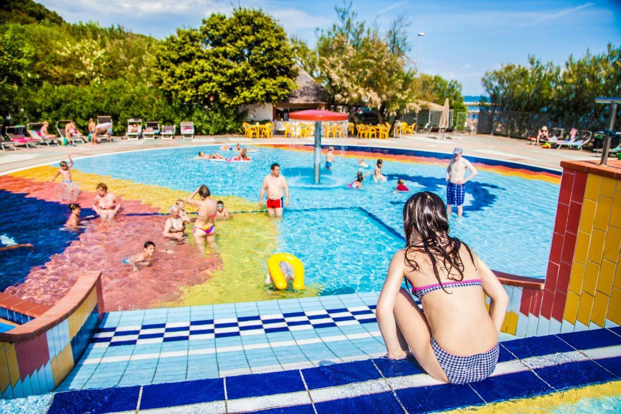 Victoria Mobilehome In Centro Vacanze San Francesco Duna Verde Kültér fotó
