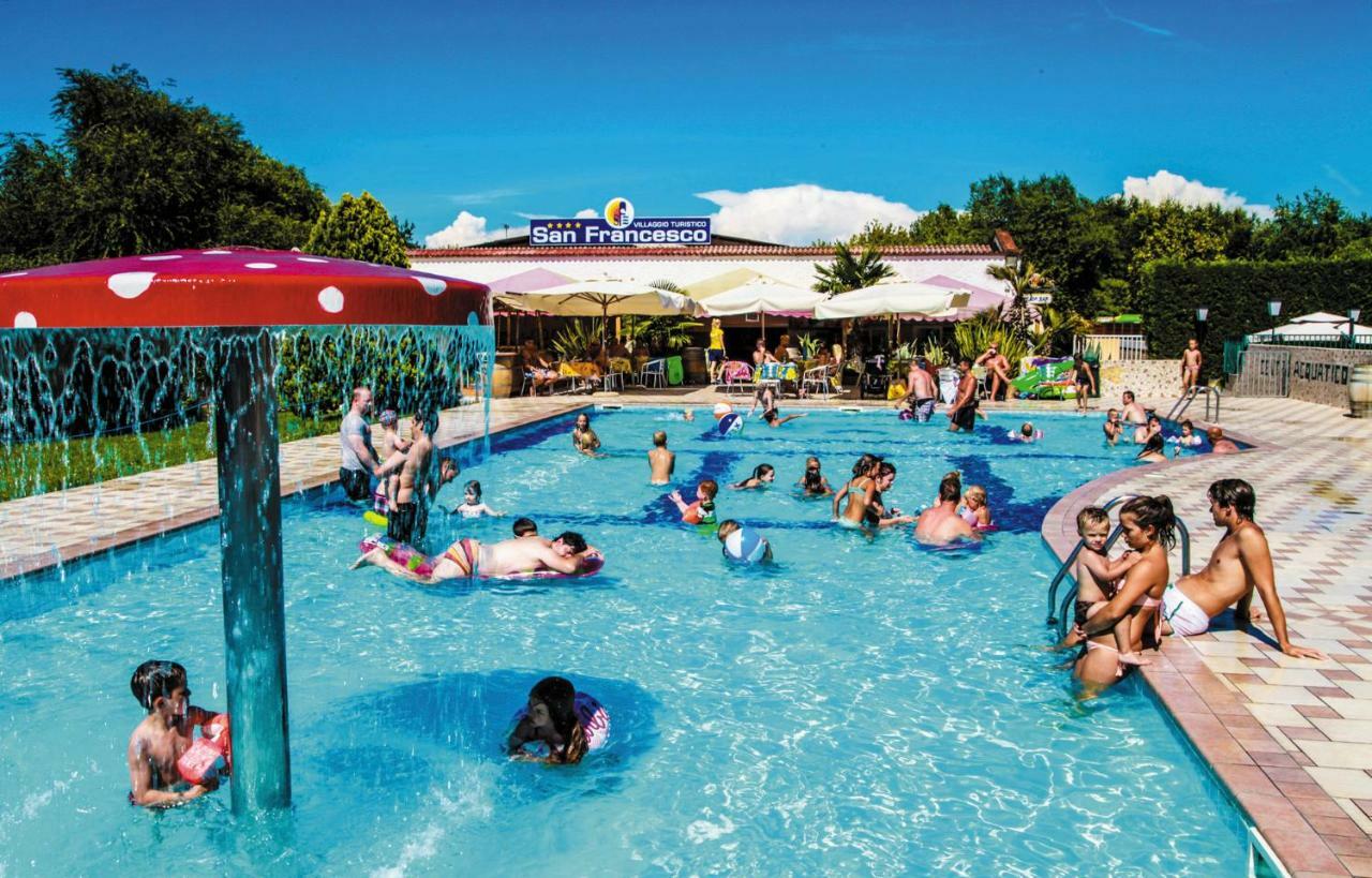 Victoria Mobilehome In Centro Vacanze San Francesco Duna Verde Kültér fotó